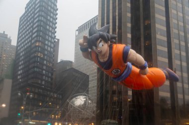 28 Kasım 2024, New York, New York, ABD: Dragon Ball / Toei animasyon 'un goku balonu mastırinin geleneksel şükran günü geçit töreninde (m10' lar / theenews2)