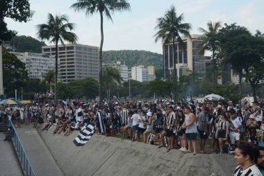 Rio de Janeiro (rj), Brezilya 12 / 01 / 2024 - Botafogo 'nun libertadores unvanını kutlayan kalabalık, konvoy av boyunca Mourisco do mar oyuncularıyla birlikte ayrılıyor. Das Nacoes Unidas Nikaragua meydanına doğru Botafogo 'da