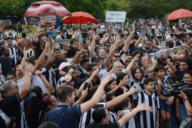 Rio de Janeiro (rj), Brezilya 12 / 01 / 2024 - Botafogo 'nun libertadores unvanını kutlayan kalabalık, konvoy av boyunca Mourisco do mar oyuncularıyla birlikte ayrılıyor. Das Nacoes Unidas Nikaragua meydanına doğru Botafogo 'da