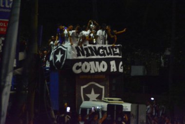 Rio de Janeiro (rj), Brezilya 12 / 01 / 2024 - Botafogo 'nun libertadores unvanını kutlayan kalabalık, konvoy av boyunca Mourisco do mar oyuncularıyla birlikte ayrılıyor. Das Nacoes Unidas Nikaragua meydanına doğru Botafogo 'da