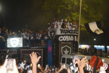 Rio de Janeiro (rj), Brezilya 12 / 01 / 2024 - Botafogo 'nun libertadores unvanını kutlayan kalabalık, konvoy av boyunca Mourisco do mar oyuncularıyla birlikte ayrılıyor. Das Nacoes Unidas Nikaragua meydanına doğru Botafogo 'da