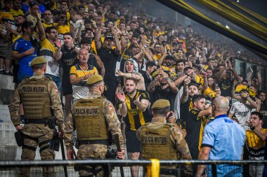 Criciuma (sc), 11 / 30 / 2024 - Corinthians taraftarları Criciuma ve Corinthians arasında oynanan karşılaşma sırasında önde, 2024 Brezilya Futbol Şampiyonası 'nın 35. turu (Richard ferrari / the enews2)