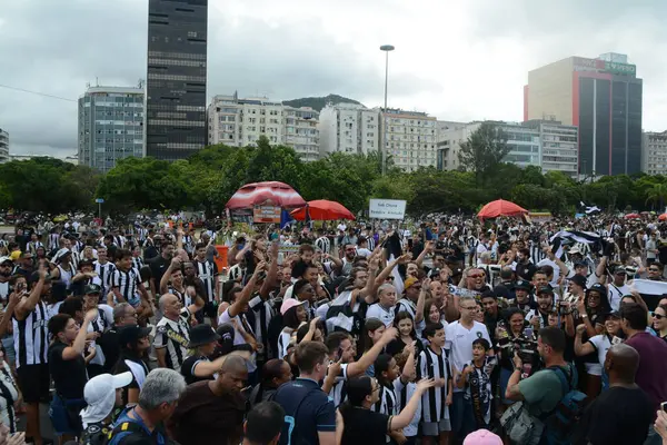 Rio de Janeiro (rj), Brezilya 12 / 01 / 2024 - Botafogo 'nun libertadores unvanını kutlayan kalabalık, konvoy av boyunca Mourisco do mar oyuncularıyla birlikte ayrılıyor. Das Nacoes Unidas Nikaragua meydanına doğru Botafogo 'da