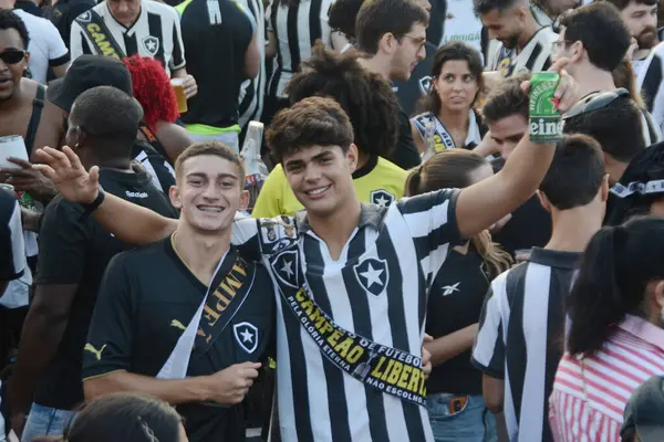 Rio de Janeiro (rj), Brezilya 12 / 01 / 2024 - Botafogo 'nun libertadores unvanını kutlayan kalabalık, konvoy av boyunca Mourisco do mar oyuncularıyla birlikte ayrılıyor. Das Nacoes Unidas Nikaragua meydanına doğru Botafogo 'da