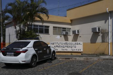 Nova iguacu (rj), 12 / 02 / 2024 aile üyeleri Nova iguacu 'daki afranio peixoto adli tıp enstitüsüne (iml), Baixada fluminense' e, vurularak öldürülen dört kişinin cesetlerini serbest bırakmak için geldiler (jose lucena / thews2))