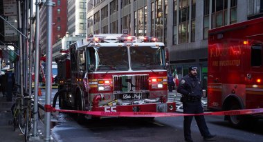 Manhattan bisiklet ve scooter kiralama mağazası yanıyordu. 3 Aralık 2024, New York, ABD: Lityum iyonlu bir batarya, Manhattan 'ın orta kesimindeki bir e-bisiklet kiralama mağazasının yakınlarındaki W 38. caddede büyük bir yangına yol açtı. (Jorge Estrellado / the new ws2)
