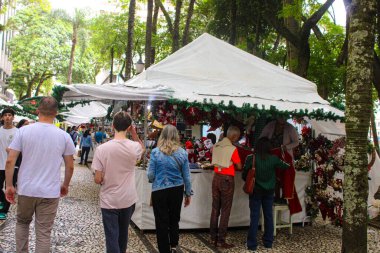 Curitiba - pr, 12 / 04 / 2024 - Curitiba 'nın noel eğlencelerinden biri 11 / 25 / 2024 yılından beri faaliyet gösteriyor ve 12 / 22 / 2024 yılına kadar devam edecek, Para' nın merkezine yerleştirilen 20 metrelik dönme dolaptır (Edson De Souza / Thenews2))