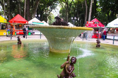 Curitiba - pr, 12 / 04 / 2024 - Curitiba 'nın noel eğlencelerinden biri 11 / 25 / 2024 yılından beri faaliyet gösteriyor ve 12 / 22 / 2024 yılına kadar devam edecek, Para' nın merkezine yerleştirilen 20 metrelik dönme dolaptır (Edson De Souza / Thenews2)