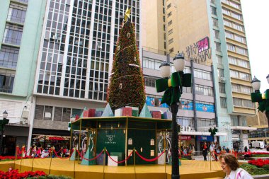 Curitiba - pr, 12 / 04 / 2024 - Curitiba 'nın noel eğlencelerinden biri 11 / 25 / 2024 yılından beri faaliyet gösteriyor ve 12 / 22 / 2024 yılına kadar devam edecek, Para' nın merkezine yerleştirilen 20 metrelik dönme dolaptır (Edson De Souza / Thenews2)