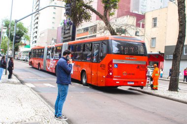 Curitiba - pr, 12 / 04 / 2024 - Curitiba 'nın noel eğlencelerinden biri 11 / 25 / 2024 yılından beri faaliyet gösteriyor ve 12 / 22 / 2024 yılına kadar devam edecek, Para' nın merkezine yerleştirilen 20 metrelik dönme dolaptır (Edson De Souza / Thenews2)