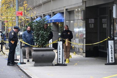 Polis, olay yerinde 50 yaşındaki Brian Thompson 'ın CEO' sunun sabah 6: 45 'ten sonra New York Hilton' a girerken vurularak öldürüldüğünü gösteren kanıtlar buldu. 4 Aralık 2024, Manhattan şehir merkezi, New York, ABD (Kyle Mazza thews2)