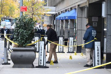 Polis, olay yerinde 50 yaşındaki Brian Thompson 'ın CEO' sunun sabah 6: 45 'ten sonra New York Hilton' a girerken vurularak öldürüldüğünü gösteren kanıtlar buldu. 4 Aralık 2024, Manhattan şehir merkezi, New York, ABD (Kyle Mazza thews2)