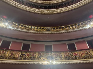 Sao Paulo (sp), Brezilya 4 / 12 / 2024 -view / Theatro / icipal / sao paulo- Sao Paulo belediye tiyatrosunun içinden ve dışından 1911 yılında Sao Paulo şehrinin merkezine inşa edilen manzara. (Niyi Fote / Thenews2)