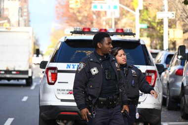 12 / 05 / 2024 - Manhattan 'ın üst batı yakasındaki New York Uluslararası Ayh-hostel' deki polis varlığı şüphelinin cinayete öncülük ettiği ve Manhattan 'daki Birleşik Sağlık Bakanlığı CEO' su Brian Thompson 'a yapılan saldırıyı hedef aldığını gösteriyor.