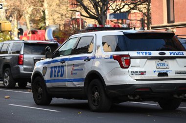 12 / 05 / 2024 - Manhattan 'ın üst batı yakasındaki New York Uluslararası Ayh-hostel' deki polis varlığı şüphelinin cinayete öncülük ettiği ve Manhattan 'daki Birleşik Sağlık Bakanlığı CEO' su Brian Thompson 'a yapılan saldırıyı hedef aldığını gösteriyor.