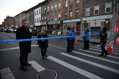 Cinayetten aranan ve takip edilen erkek şüpheli, New York, Brooklyn 'de Crook Heights' taki memurlara silah doğrulttuktan sonra NYPD memurları tarafından defalarca vurulup öldürüldükten sonra öldü. 5 Aralık 2024 (Kyle Mazza / theenews2)