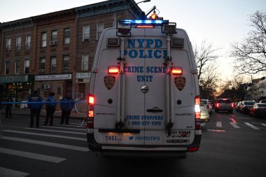 Cinayetten aranan ve takip edilen erkek şüpheli, New York, Brooklyn 'de Crook Heights' taki memurlara silah doğrulttuktan sonra NYPD memurları tarafından defalarca vurulup öldürüldükten sonra öldü. 5 Aralık 2024 (Kyle Mazza / theenews2)