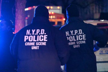Cinayetten aranan ve takip edilen erkek şüpheli, New York, Brooklyn 'de Crook Heights' taki memurlara silah doğrulttuktan sonra NYPD memurları tarafından defalarca vurulup öldürüldükten sonra öldü. 5 Aralık 2024 (Kyle Mazza / theenews2)
