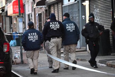 Cinayetten aranan ve takip edilen erkek şüpheli, New York, Brooklyn 'de Crook Heights' taki memurlara silah doğrulttuktan sonra NYPD memurları tarafından defalarca vurulup öldürüldükten sonra öldü. 5 Aralık 2024 (Kyle Mazza / theenews2)