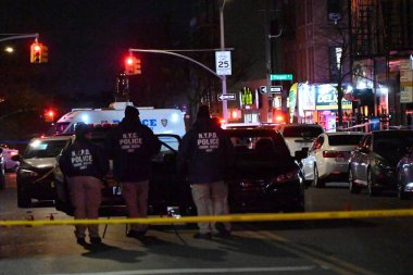 Cinayetten aranan ve takip edilen erkek şüpheli, New York, Brooklyn 'de Crook Heights' taki memurlara silah doğrulttuktan sonra NYPD memurları tarafından defalarca vurulup öldürüldükten sonra öldü. 5 Aralık 2024 (Kyle Mazza / theenews2)