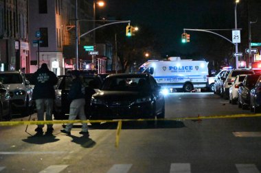 Cinayetten aranan ve takip edilen erkek şüpheli, New York, Brooklyn 'de Crook Heights' taki memurlara silah doğrulttuktan sonra NYPD memurları tarafından defalarca vurulup öldürüldükten sonra öldü. 5 Aralık 2024 (Kyle Mazza / theenews2)