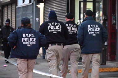 Cinayetten aranan ve takip edilen erkek şüpheli, New York, Brooklyn 'de Crook Heights' taki memurlara silah doğrulttuktan sonra NYPD memurları tarafından defalarca vurulup öldürüldükten sonra öldü. 5 Aralık 2024 (Kyle Mazza / theenews2)
