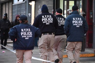 Cinayetten aranan ve takip edilen erkek şüpheli, New York, Brooklyn 'de Crook Heights' taki memurlara silah doğrulttuktan sonra NYPD memurları tarafından defalarca vurulup öldürüldükten sonra öldü. 5 Aralık 2024 (Kyle Mazza / theenews2)
