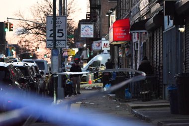 Cinayetten aranan ve takip edilen erkek şüpheli, New York, Brooklyn 'de Crook Heights' taki memurlara silah doğrulttuktan sonra NYPD memurları tarafından defalarca vurulup öldürüldükten sonra öldü. 5 Aralık 2024 (Kyle Mazza / theenews2)
