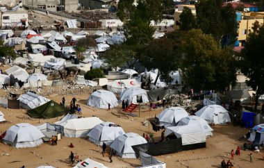8 Aralık 2024, Gazze, Filistin. Bunlar Jabalia ve Kuzey Gazze Şeridi 'ndeki Beit Lahia' dan merkezi Gazze 'ye, Abu Khadra hükümet bölgesi, yarmuk' a kadar olan sürgün kampları. (hashem zimmo / the newws2)