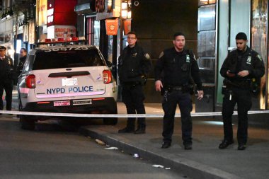 5 Aralık 2024, Manhattan, New York, ABD: Saat 19.39 'da, 17 John Caddesi' nde bir genç çocuk öldü ve bir erkek Manhattan, New York 'un finans bölgesinde bıçaklanarak öldürüldü. (Kyle Mazza / the Newws2)