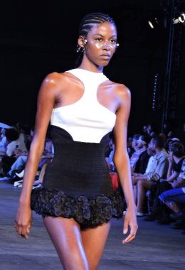 Sao Paulo (sp), 12 / 06 / 2024 - le benites defilesi Casa de Criadores 55 'in ikinci gecesi, Vale do Anhangabau, Sao Paulo şehir merkezinde, bu Cuma, 6 Aralık 2024. (Leandro Chemalle / Yeniler 2)