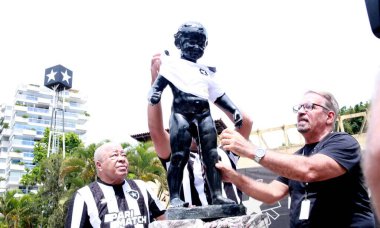 Rio de janeiro (rj), Brazil 12/09/2024 -jairzinho goes to botafogo headquarters and places the champion's sash on the mannequin and signs autographs for the fans. Botafogo won the 2024 brazilian championship on sunday (onofre veras / thenews2) clipart