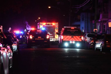 34 yaşında bir adam, Paterson, New Jersey 'de bir çatışmada yaralandı. 9 Aralık 2024, Paterson, New Jersey, ABD Pazartesi sabahı saat 4: 36 civarı. Polis Doğu 36. Cadde ile 20. caddenin kesiştiği yere sevk edildi.