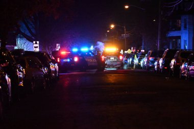 34 yaşında bir adam, Paterson, New Jersey 'de bir çatışmada yaralandı. 9 Aralık 2024, Paterson, New Jersey, ABD Pazartesi sabahı saat 4: 36 civarı. Polis Doğu 36. Cadde ile 20. caddenin kesiştiği yere sevk edildi.