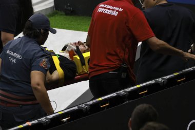 Sao Paulo, Brezilya, 12 / 15 / 2024 Kolombiyalı kaykaycı jhancarlos gonzalez bir manevrayı kaçırdı ve başını çarptı ve acil servis tarafından çıkarıldı, sls Super Crown Dünya Şampiyonası 2024 finalinde (leco viana / theenews2)