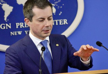 Ulaştırma Bakanı Buttigieg Şükran Günü Tatil Seyahati Konferansı (niyi fote / theenews2)