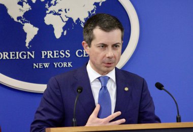 Ulaştırma Bakanı Buttigieg Şükran Günü Tatil Seyahati Konferansı (niyi fote / theenews2)