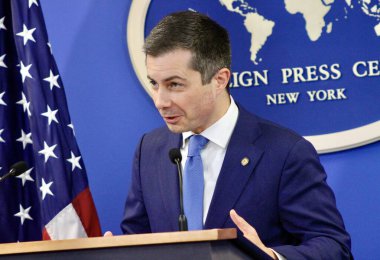 Ulaştırma Bakanı Buttigieg Şükran Günü Tatil Seyahati Konferansı (niyi fote / theenews2)