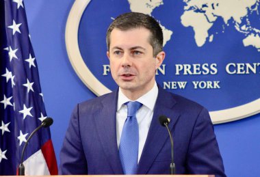 Ulaştırma Bakanı Buttigieg Şükran Günü Tatil Seyahati Konferansı (niyi fote / theenews2)