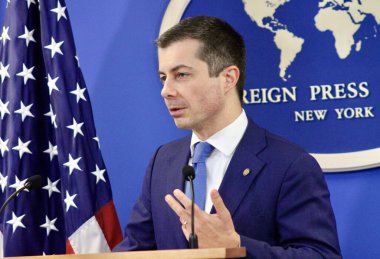 Ulaştırma Bakanı Buttigieg Şükran Günü Tatil Seyahati Konferansı (niyi fote / theenews2)