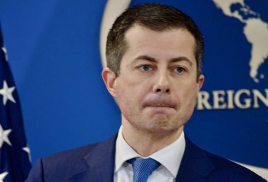 Ulaştırma Bakanı Buttigieg Şükran Günü Tatil Seyahati Konferansı (niyi fote / theenews2)