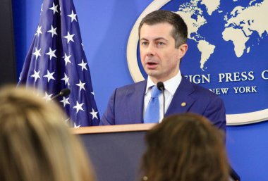 Ulaştırma Bakanı Buttigieg Şükran Günü Tatil Seyahati Konferansı (niyi fote / theenews2)