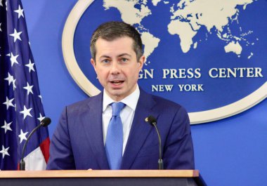 Ulaştırma Bakanı Buttigieg Şükran Günü Tatil Seyahati Konferansı (niyi fote / theenews2)