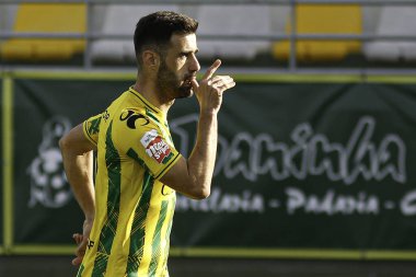 Tondela (pt) 15 / 12 / 2024 - cd tondela x portimonense tondela player Roberto, liga Portekiz 2 meu 'nun 14. raundunda geçerli olan tondela x portimonense maçında bir golü kutluyor (alexandre gomes / thews2)