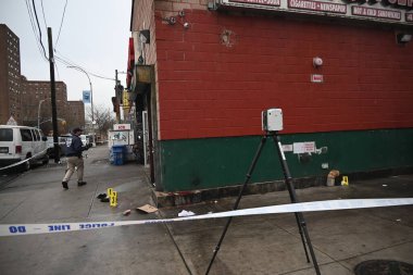 New York polisi olay yeri inceleme ekipleri Brownsville, Brooklyn, New York 'taki mucho luco şarküterisinde defalarca bıçaklanan 34 yaşında bir adamın olay yerinde. 17 Aralık 2024 Salı (Kyle Mazza / thews2)