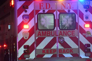 (New York, Queens 'in Woodside Bulvarı ve 61. Cadde' deki metro istasyonunda güneye giden trende bıçaklanan iki adam. 22 Aralık 2024 Pazar, Queens, New York, ABD