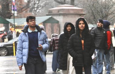 New Yorklular hafif kar ve yağmurla karşılaştı. 20 Aralık 2024, New York, ABD: New Yorklular ve turistler Cuma günü hafif kar ve yağmurla karşı karşıya kalırlar (niyi fote / theenews2)