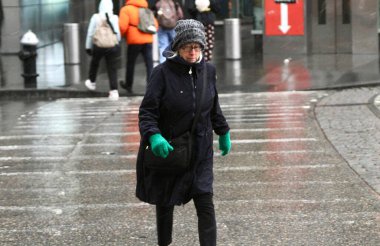 New Yorklular hafif kar ve yağmurla karşılaştı. 20 Aralık 2024, New York, ABD: New Yorklular ve turistler Cuma günü hafif kar ve yağmurla karşı karşıya kalırlar (niyi fote / theenews2)