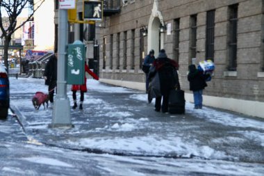 New York 'ta kışın ilk günü kar yağışı. 21 Aralık 2024, New York, ABD: New York şehri kışın ilk günü kar yağışı ile kaplandı. (niyi fote / the new ws2)