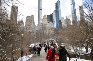 Central Park 'ta kar yağışıyla birlikte kışın ilk günü. 21 Aralık 2024, New York, ABD: New York şehri kışın ilk günü Central Park 'ta kar taneleriyle kaplandı. (niyi fote / the new ws2)